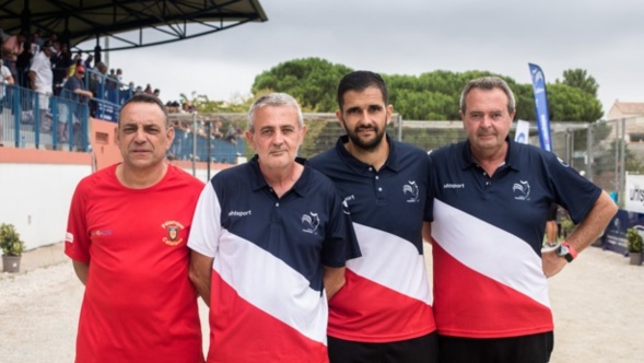 Doublé pour les frères Pédragosa Patrick et Thierry qui entourent ici leur bombardier Cédric Cazorla aux cotés de leur délégué sur le stade de Cabestany quasiment dans leur jardin. (Source photo L'indépendant)