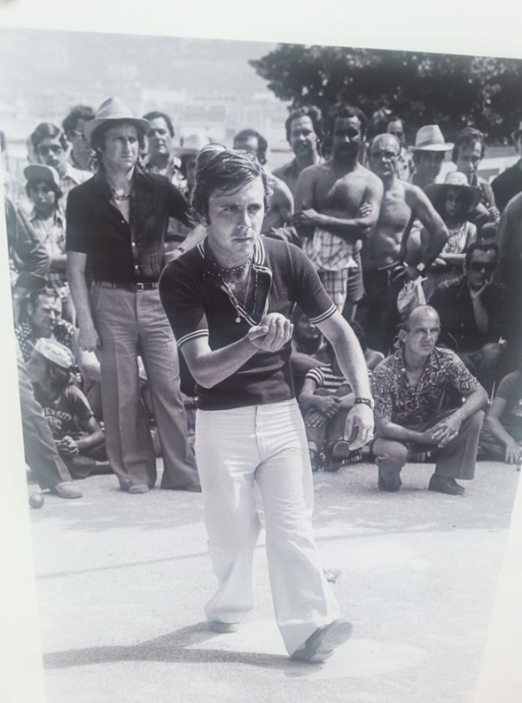 "Le petit Massoni" comme on le surnomme dès ses débuts à la Belle de Mai est très vite pris en main par les meilleurs et notamment Bambi Pironti qui veille sur sa pépite (Source photo Anciennes Gloires du Jeu Provençal) "Le petit Massoni" comme on le surnomme dès ses débuts à la Belle de Mai est très vite pris en main par les meilleurs et notamment Bambi Pironti qui veille sur sa pépite (Source photo Anciennes Gloires du Jeu Provençal)