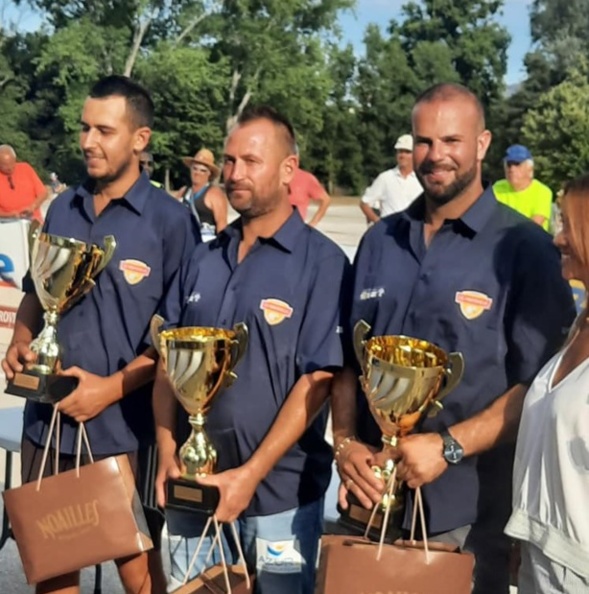 Kévin Onde Philippe Stievenart Julien Serrano Roi 2022 du Provençal et maîtres du jeu dans cette édition. Kévin Onde Philippe Stievenart Julien Serrano Roi 2022 du Provençal et maîtres du jeu dans cette édition.