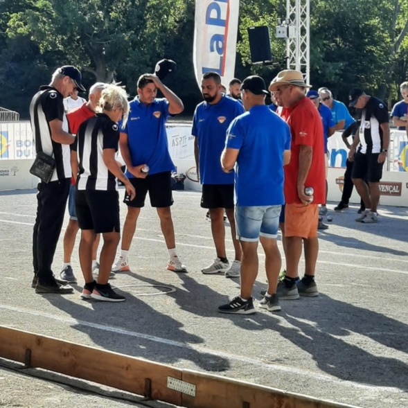 Une vue de l'avant demie finale entre l'équipe Kerfah et l'équipe Propos (en rouge) Une vue de l'avant demie finale entre l'équipe Kerfah et l'équipe Propos (en rouge)