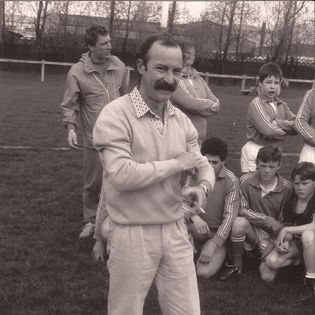 Bernard l'éducateur au Rugby avec des airs de Georges Brassens qu'il aimait tant. (Source photo groupe Facebook "J'aime Vauvert.." - Partage membre)
