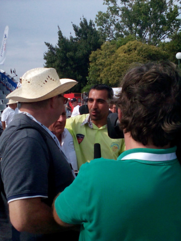 Anthony KERFAH saisi dans la joie parmi ses amis Anthony KERFAH saisi dans la joie parmi ses amis