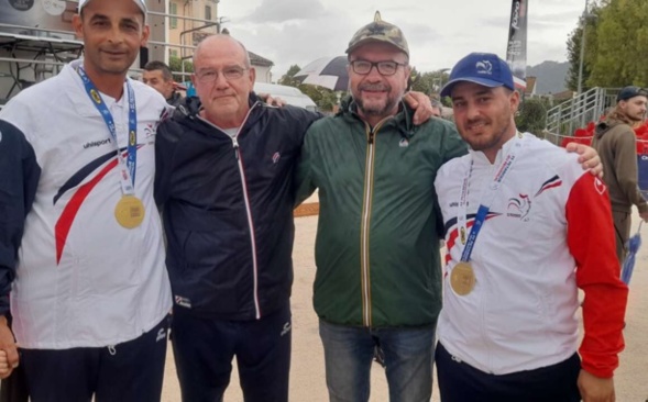 Smaïn FERHAT et Juan LOPEZ le graal pour les joueurs de la Boule Tranquille de Saint Cyr, Champions deux en deux 2024 ici avec vos serviteurs du Groupe Les Etoiles du Jeu Provençal ! Smaïn FERHAT et Juan LOPEZ le graal pour les joueurs de la Boule Tranquille de Saint Cyr, Champions deux en deux 2024 ici avec vos serviteurs du Groupe Les Etoiles du Jeu Provençal !