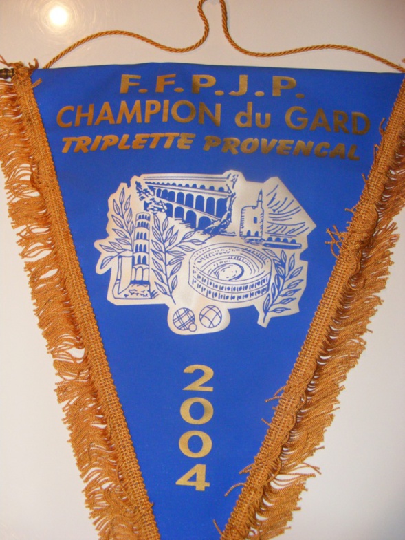 Dernier fanion de Champion du Gard en 2004 au Grau du Roi dans la même composition (Collection Fred Lauvaux) Dernier fanion de Champion du Gard en 2004 au Grau du Roi dans la même composition (Collection Fred Lauvaux)
