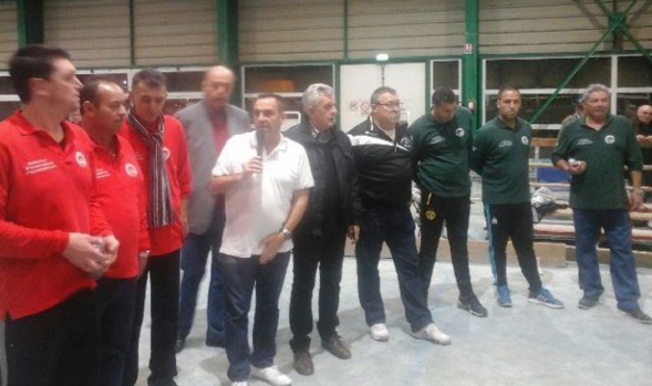 Présentation de la finale par Bruno Gole entouré d'Alain Demichelis, Robert Caturegli, Thierry Lourdault (Président de la Boule Sauvage d'Entressen) et des équipes finalistes.