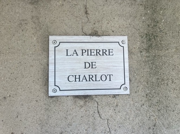 La plaque que Julien avait fait poser sur la maison de son Grand Père Charlot tout prés de la Basilique La plaque que Julien avait fait poser sur la maison de son Grand Père Charlot tout prés de la Basilique