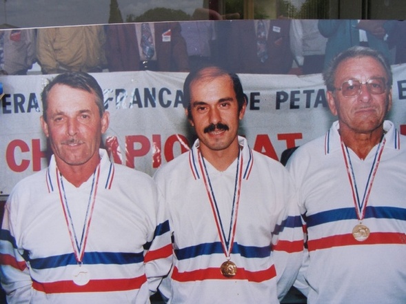 Michel SAVY ici à gauche avec Antoine RUIZ au centre et Christian BOUCHET Champion de France Jeu Provençal 1995 à Nîmes
