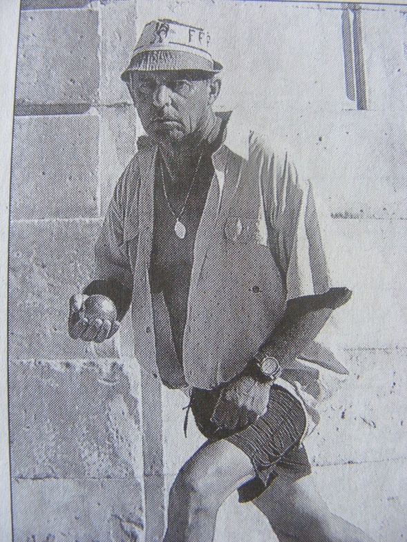 Michel SAVY dans une attitude caractéristique, dans les Jardins de la Fontaine, Théâtre des rêves.
