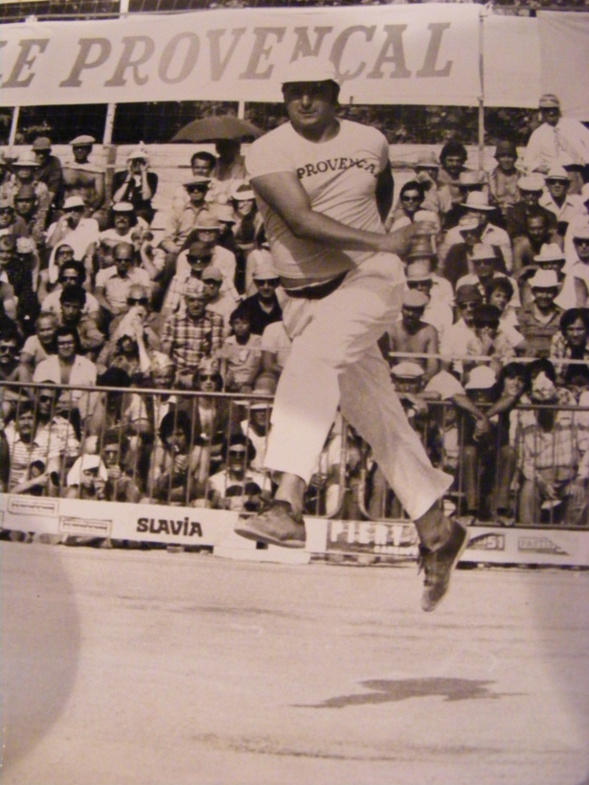 Finale du Provençal 1975, Loule Benoit Gonin le bombardier en plein vol...