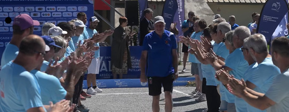 Les magnifiques bénévoles de Briançon Serre Chevalier font la haie d'honneur pour un des grands seigneurs du Jeu Provençal Gérard SIGAL, un grand moment !