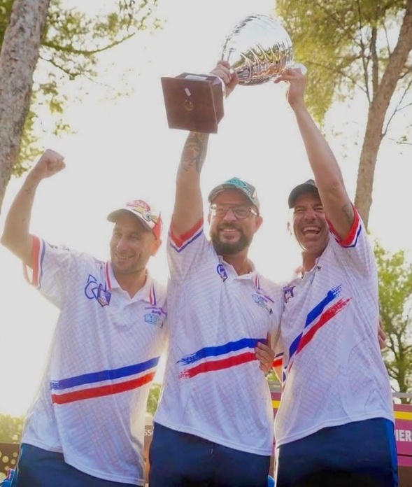 Ils peuvent enfin brandir ce trophée vêtus de tricolores !