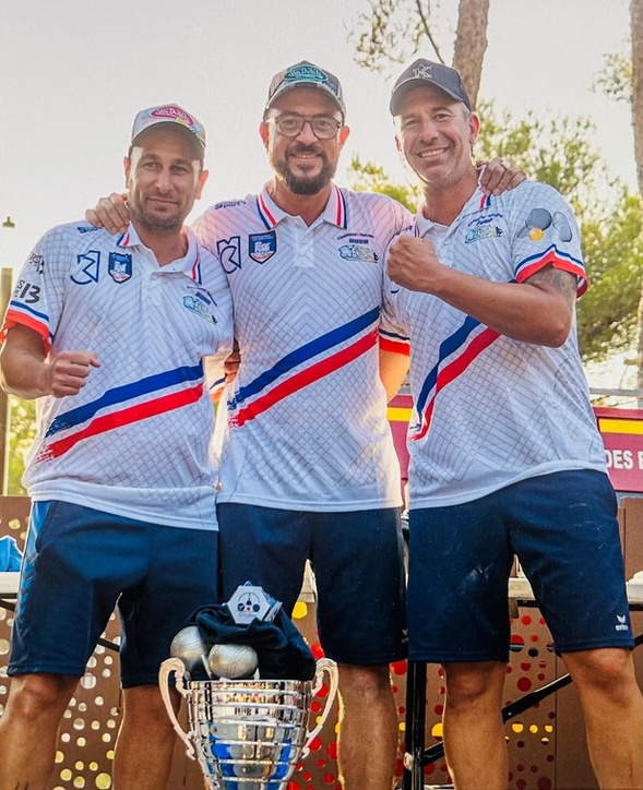 Les 3 potes tout en sérénité une fois le feu maitrisé !