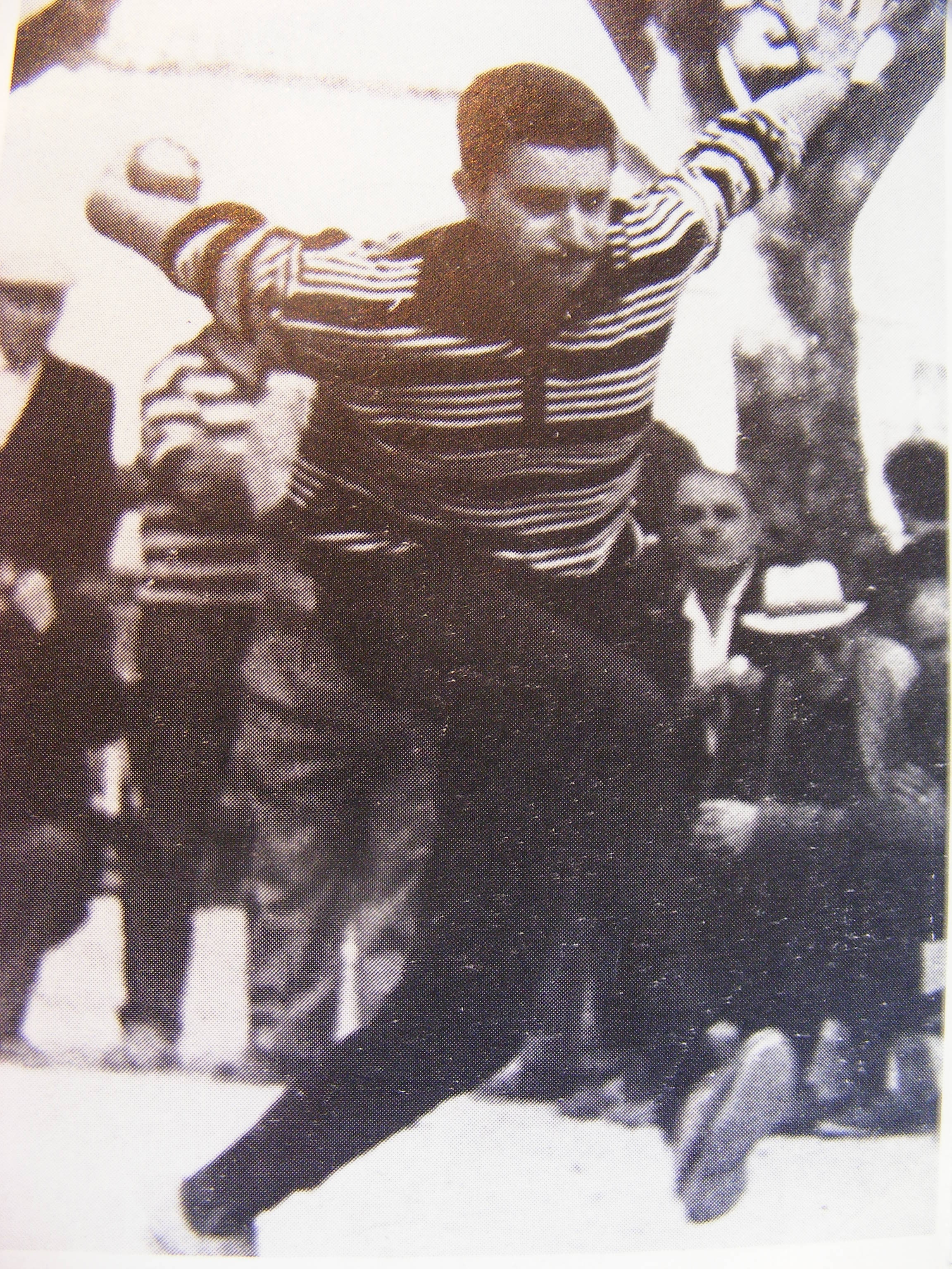 Jo CAVALIERE à ses débuts, admirez le style, la fluidité et la tenue de boule...(Photo Jacky Roggero)