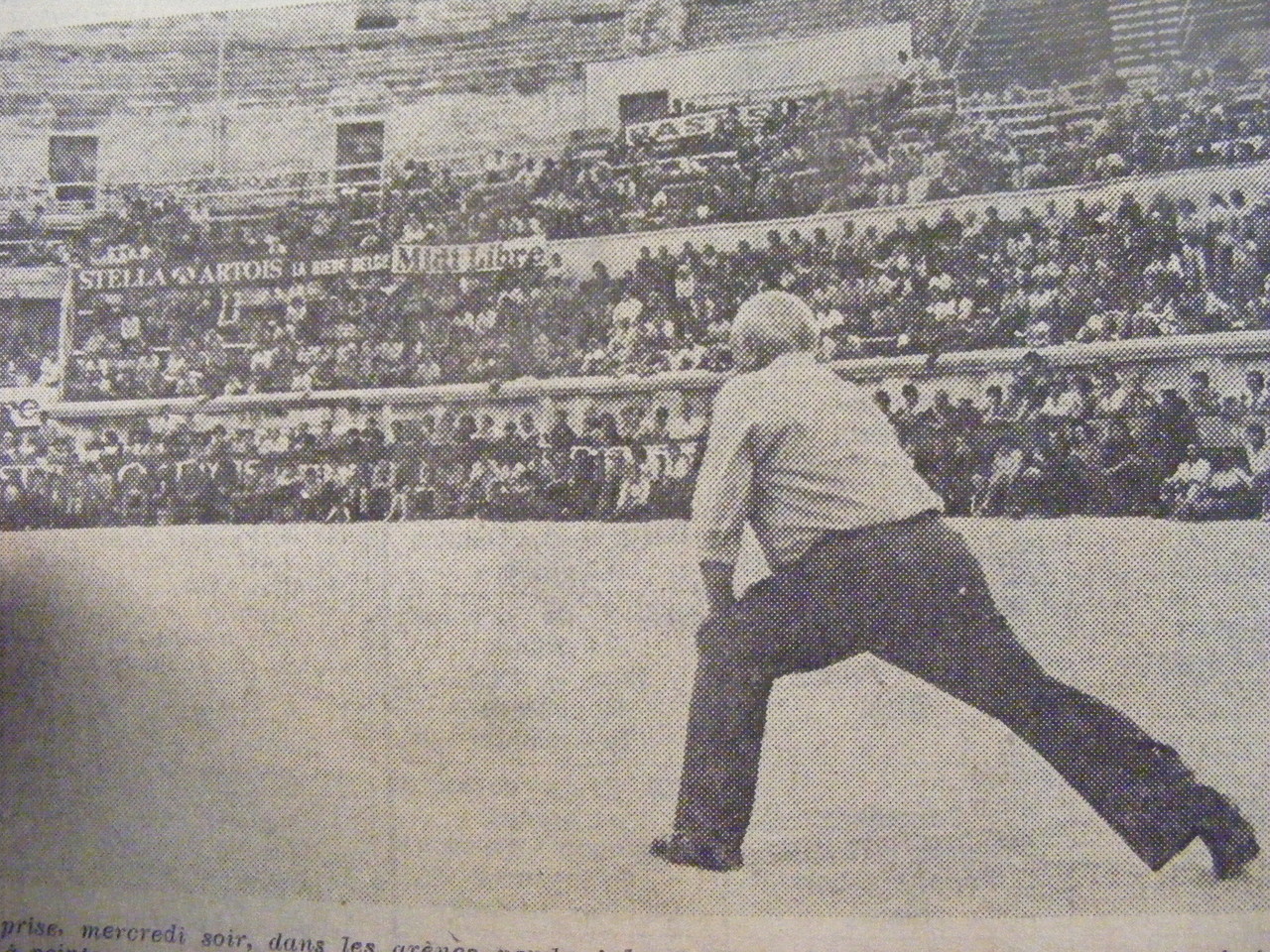 Antoine Arpinon en finale du Midi Libre 1976 dans le arènes de Nîmes bondées. Antoine Arpinon en finale du Midi Libre 1976 dans le arènes de Nîmes bondées.
