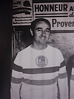 Elie VIAN avec le maillot tricolore vintage, et l'écusson de la Petite Vitesse d'Aix après son 2ème titre de 1967 avec Bert Calanotti et Jean Cantarel à Saint Raphael (Photo site M LAMBERT) Elie VIAN avec le maillot tricolore vintage, et l'écusson de la Petite Vitesse d'Aix après son 2ème titre de 1967 avec Bert Calanotti et Jean Cantarel à Saint Raphael (Photo site M LAMBERT)
