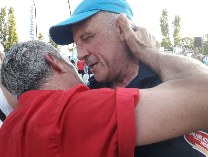 Roger Casini et Gérard Sigal, l'étreinte et la belle image entre deux Gentlemen du Jeu Provençal !