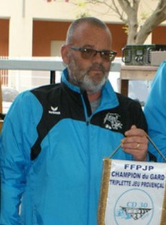 David BOIRON Président de la Boule des Anges avec le fanion des Champions du Gard 2019. David BOIRON Président de la Boule des Anges avec le fanion des Champions du Gard 2019.