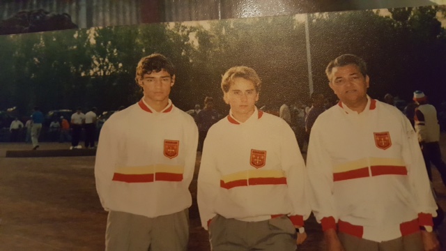 Gérard VIGUE ici à droite avec le blouson de Champions de Ligue au Championnat de France de Mandelieu 1989 avec son fils Jean-Marc VIGUE à droite et Jean-Marie EGIDO au centre. Gérard VIGUE ici à droite avec le blouson de Champions de Ligue au Championnat de France de Mandelieu 1989 avec son fils Jean-Marc VIGUE à droite et Jean-Marie EGIDO au centre.