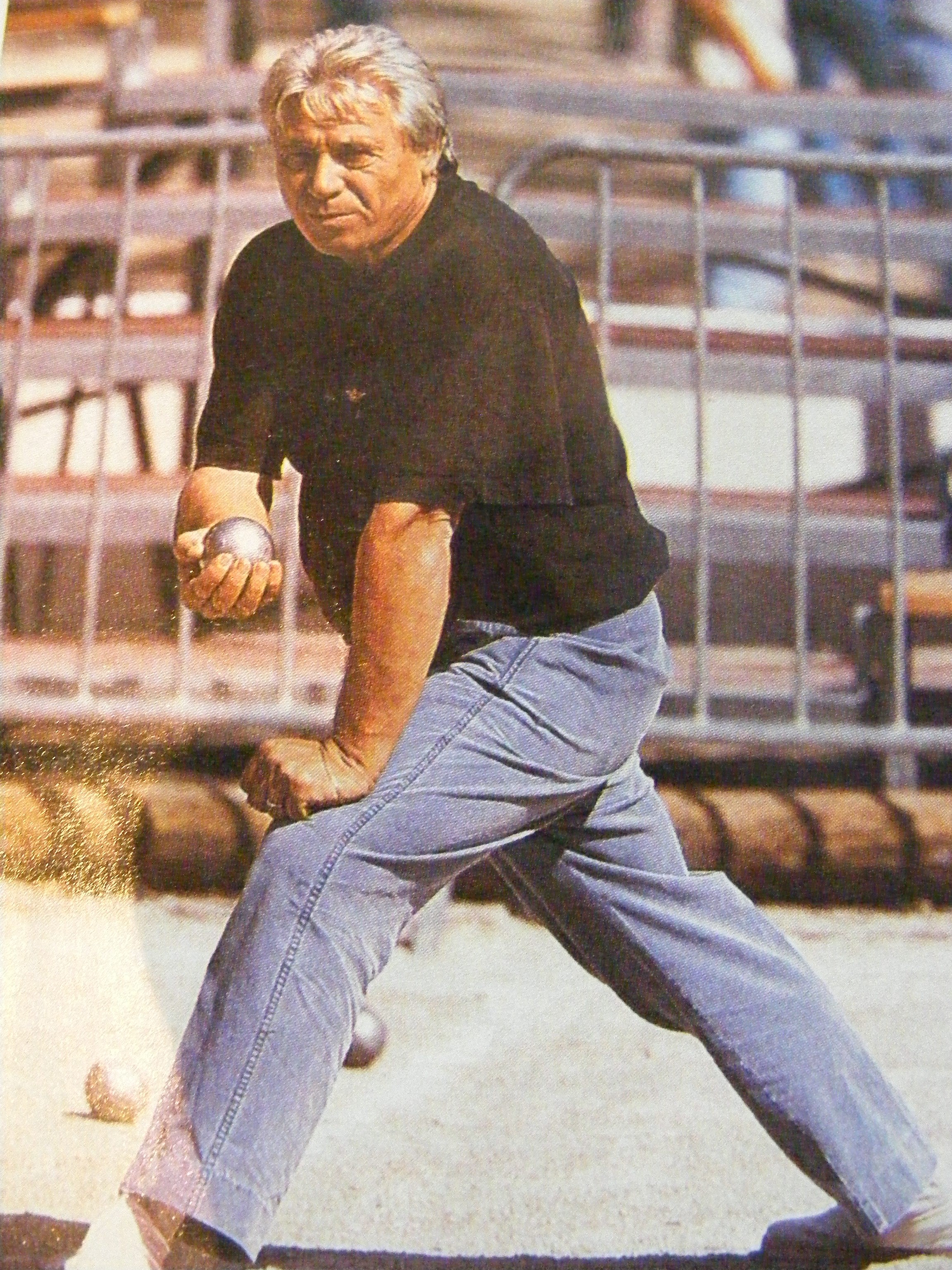 Claude CARBO l'élégance du maître pointeur, pantalon bleu de chine et port de boule de seigneur. Regard tendu vers le but. La classe.