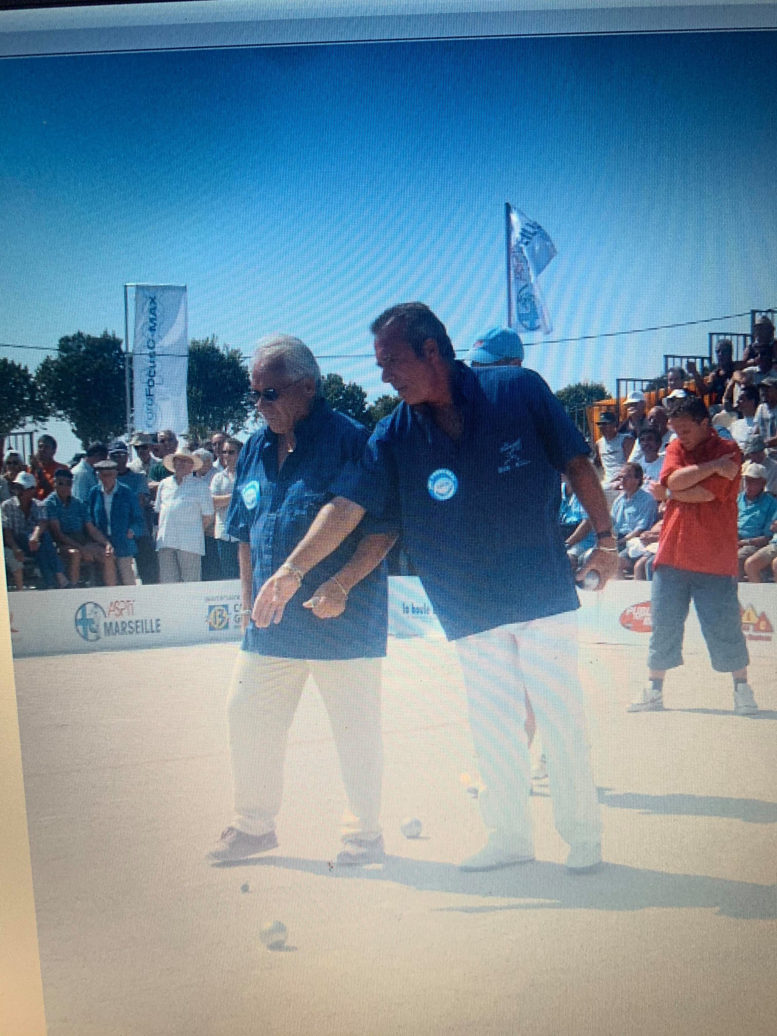 "C'est ici le chemin..." semble dire Dédé à Claude dans cette demie finale du Provençal 2004 qu'ils vont remporter...13 ans après le blond,  Claude le rejoint.