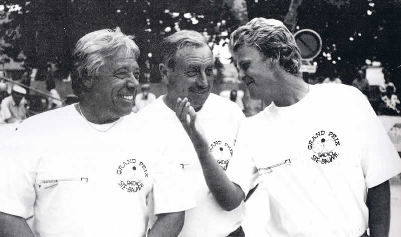 La photo de l'amitié sans artifice prise sur le vif à Saint Maximin Claude Carbo et ses deux bombardiers ancienne et nouvelle génération, Maurice Guerrieri et Philippe Roux. (Photo Boule Provençale St Maximin)