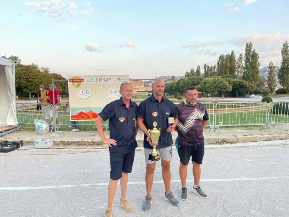 Fred IZZO Christophe JOB et Serge PENNA (meilleur joueur de la finale) les valeureux finalistes du Cercle Saint Michel de Plan de Cuques (Photo J IZZO)