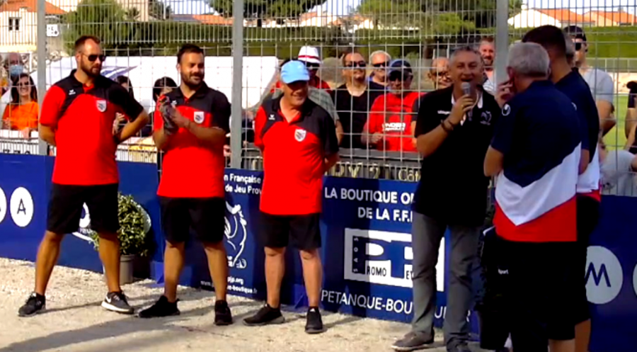 Pére et fils Valentin Thierry et Romain et Arnaud Perrot les surprenants et valeureux finalistes ! "Fou Allier !" (Source photo webtv boulistenaute) Pére et fils Valentin Thierry et Romain et Arnaud Perrot les surprenants et valeureux finalistes ! "Fou Allier !" (Source photo webtv boulistenaute)