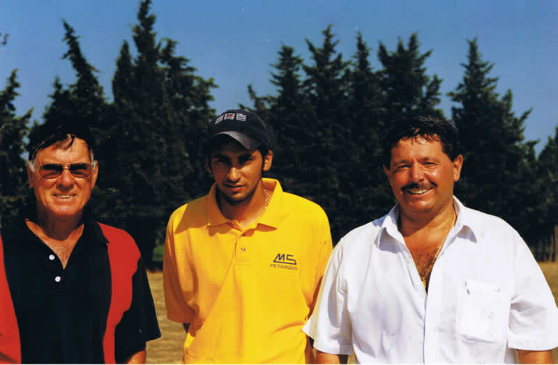 Très belle équipe à Saint Maximin au coeur des années 90, Claude Rivoira avec un jeune nommé Mohamed Ben Mostefa et son ami pointeur préféré Robert Toscano (Photo Boule Provençale Saint Maximin)