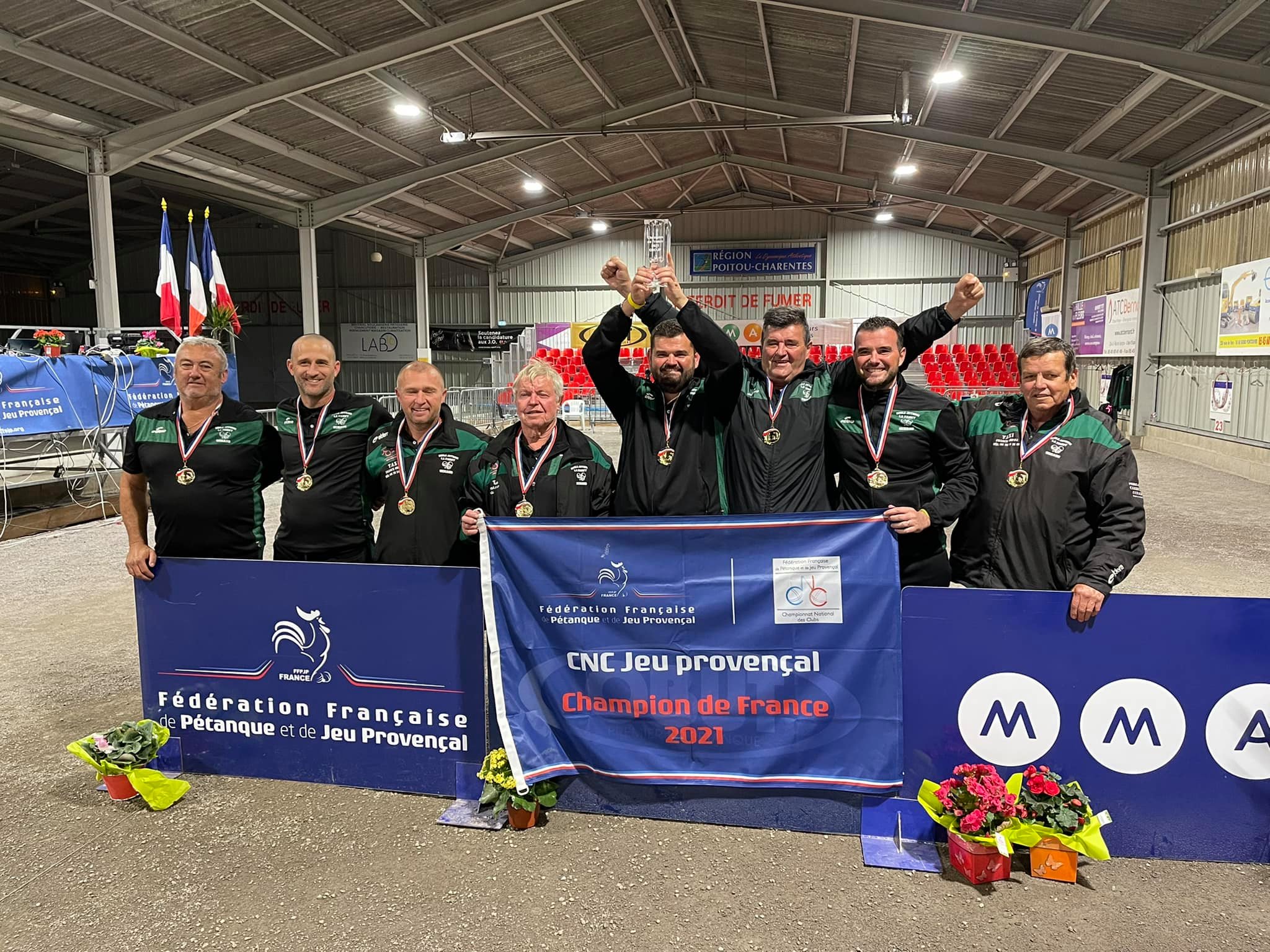 La Fanny Uchaud remporte le CNC 2021 avec de gauche à droite Olivier Blanc Jean Louis Ricci Laurent Mejan Henri Paul Mejan Hervé, Eli, Olivier Bonzi et Guy Borne. La Fanny Uchaud remporte le CNC 2021 avec de gauche à droite Olivier Blanc Jean Louis Ricci Laurent Mejan Henri Paul Mejan Hervé, Eli, Olivier Bonzi et Guy Borne.