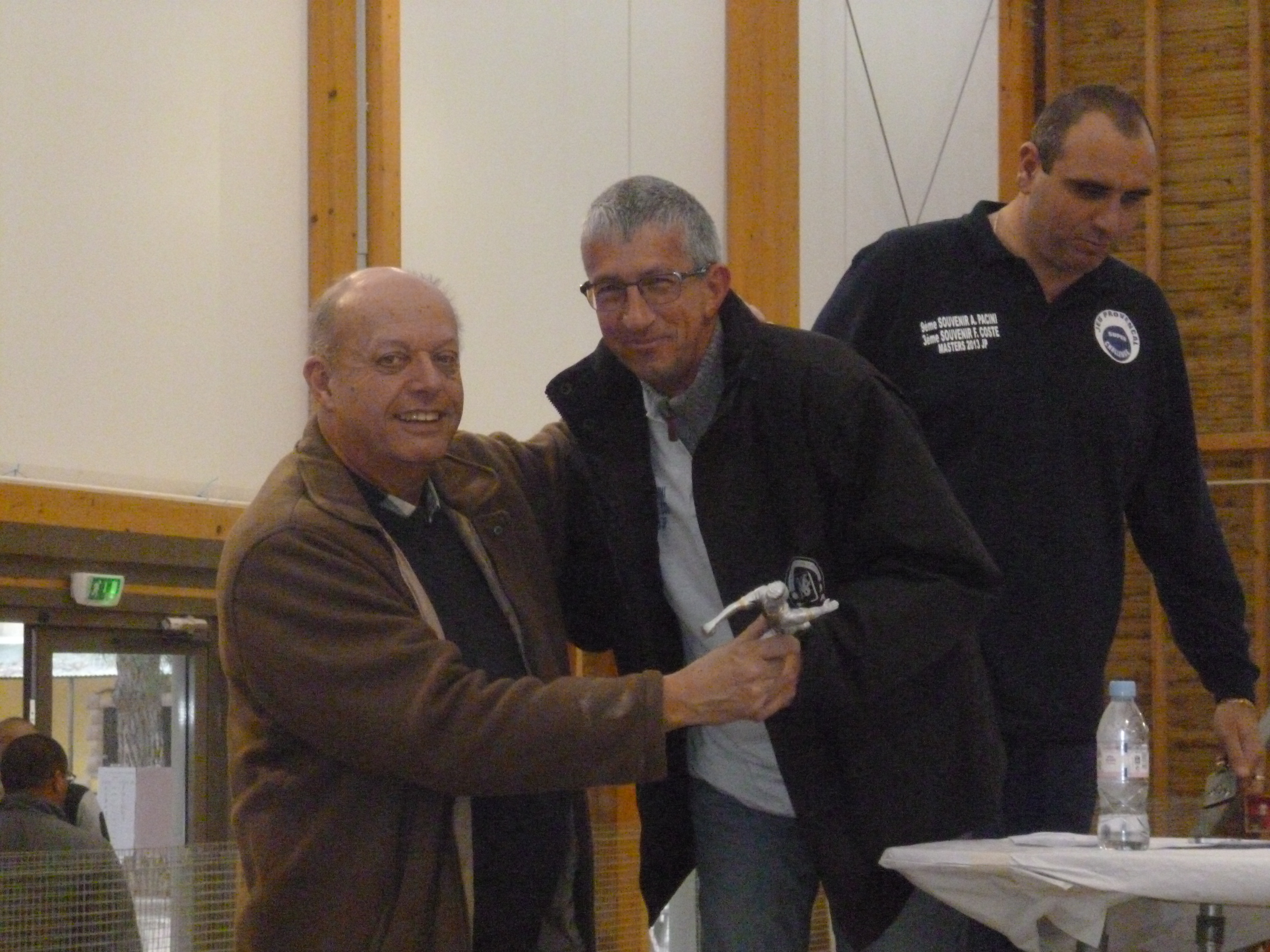 Alain Demichelis remet à Philippe Rosenzveig un trophée bien mérité !