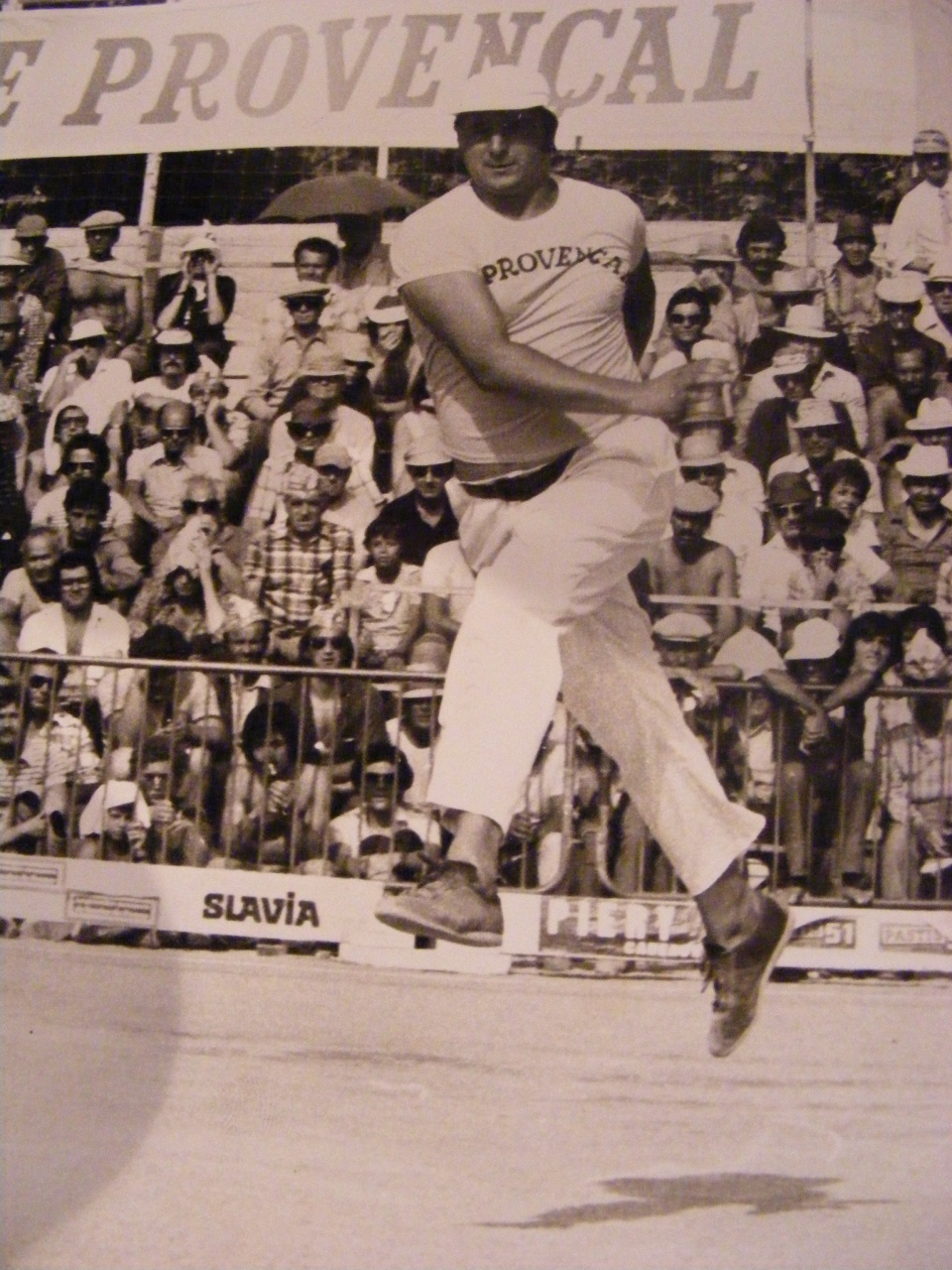 "Loule Benoit Gonin le Bombardier ici en plein vol lors de sa première victoire au Provençal en 1975 "Il faisait saigner les boules !"