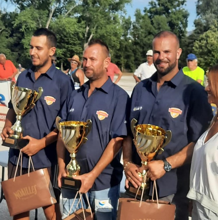 Kévin Onde Philippe Stievenart Julien Serrano Roi 2022 du Provençal et maîtres du jeu dans cette édition. Kévin Onde Philippe Stievenart Julien Serrano Roi 2022 du Provençal et maîtres du jeu dans cette édition.