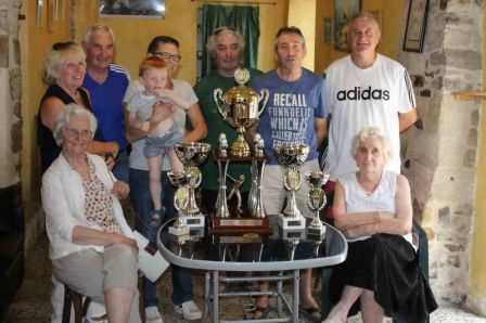 Toute la famille LEVEQUE autour du président de la boule des halles et des trophées Toute la famille LEVEQUE autour du président de la boule des halles et des trophées