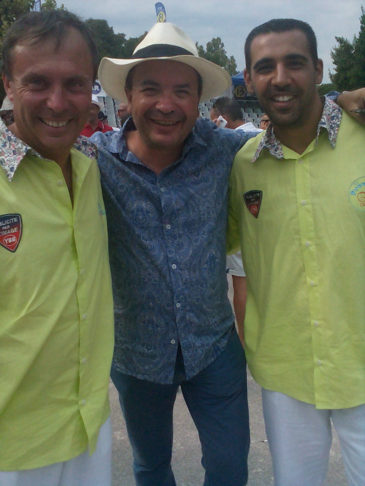 Avec les héros ! Avec les héros !