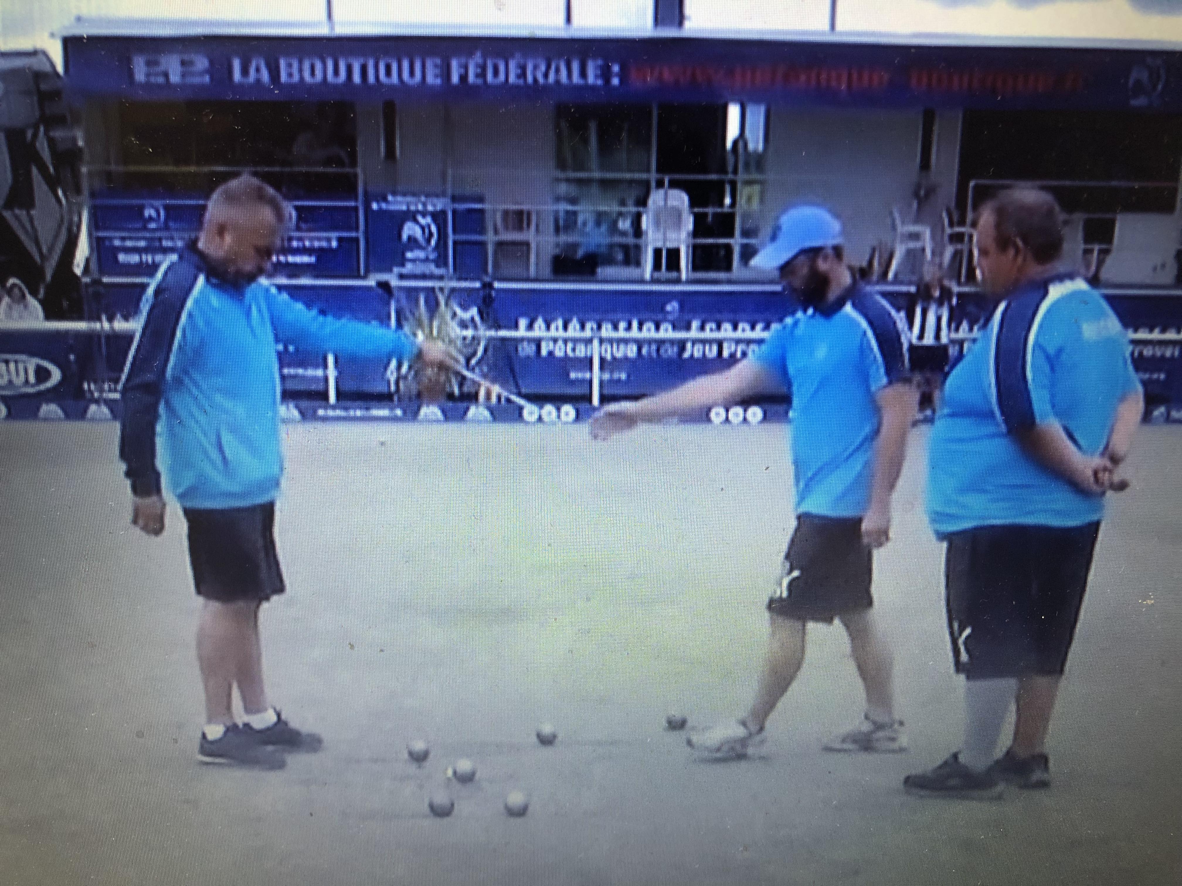 Le fameux 50 ! Au fait au Jeu Provençal c'est 1 mètre la distance de validité... Le fameux 50 ! Au fait au Jeu Provençal c'est 1 mètre la distance de validité...