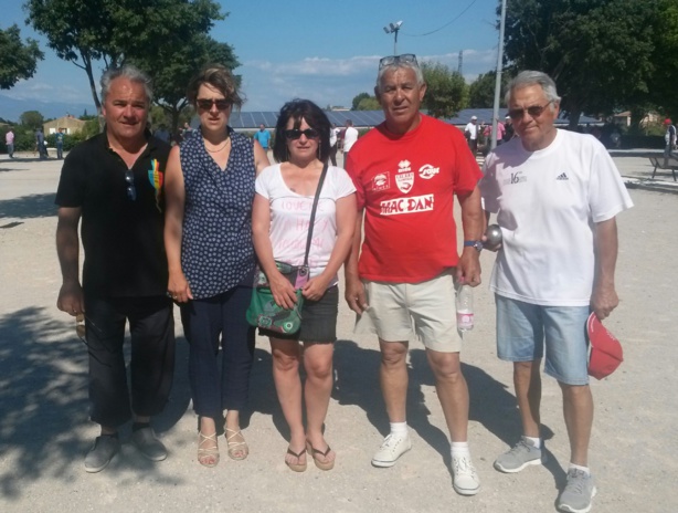 José, Charly et les proches entourent Nathalie l'épouse de Thierry pour ce bel hommage