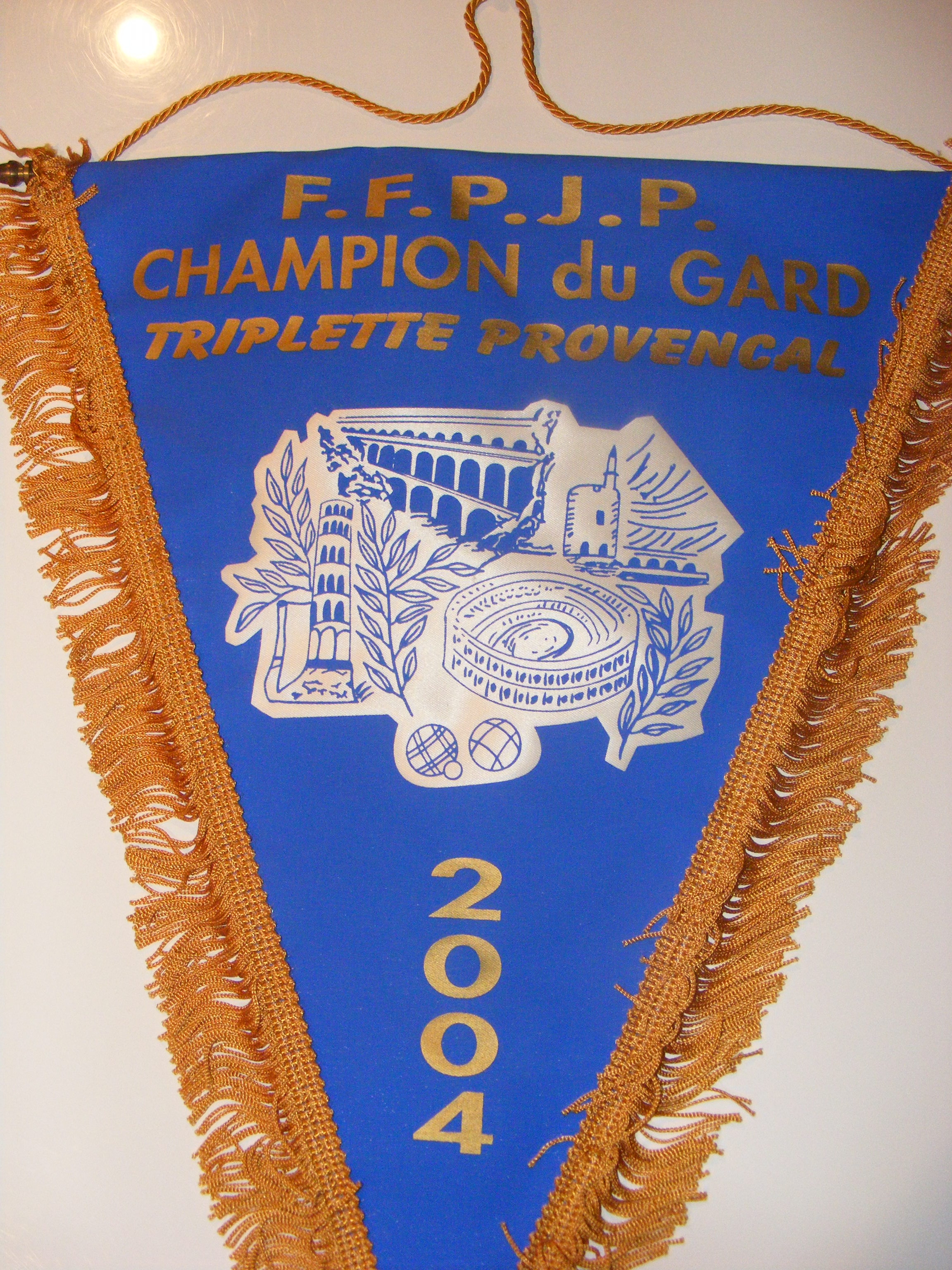 Dernier fanion de Champion du Gard en 2004 au Grau du Roi dans la même composition (Collection Fred Lauvaux) Dernier fanion de Champion du Gard en 2004 au Grau du Roi dans la même composition (Collection Fred Lauvaux)