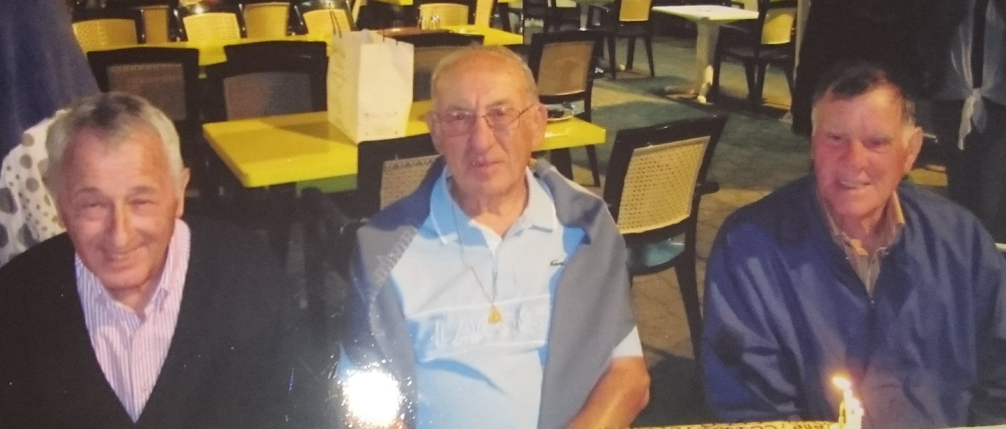 François Polichetti ici entouré de ses grands amis Guy Chauvin à gauche et Claude Rivoira à droite pour leurs 30 ans de présence à Digne François Polichetti ici entouré de ses grands amis Guy Chauvin à gauche et Claude Rivoira à droite pour leurs 30 ans de présence à Digne