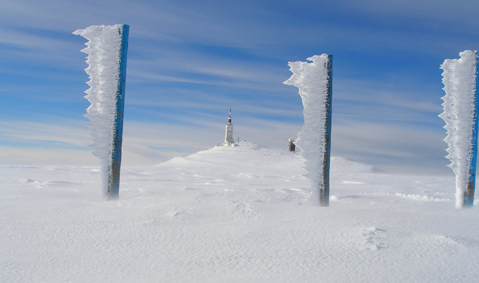 "Un jour la glace sculpta les poteaux façon verre soufflé prés du sommet..." (Photo Henri DEGER - Fronta. Merci pour son aimable autorisation) "Un jour la glace sculpta les poteaux façon verre soufflé prés du sommet..." (Photo Henri DEGER - Fronta. Merci pour son aimable autorisation)