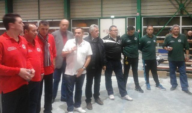 Présentation de la finale par Bruno Gole entouré d'Alain Demichelis, Robert Caturegli, Thierry Lourdault (Président de la Boule Sauvage d'Entressen) et des équipes finalistes.