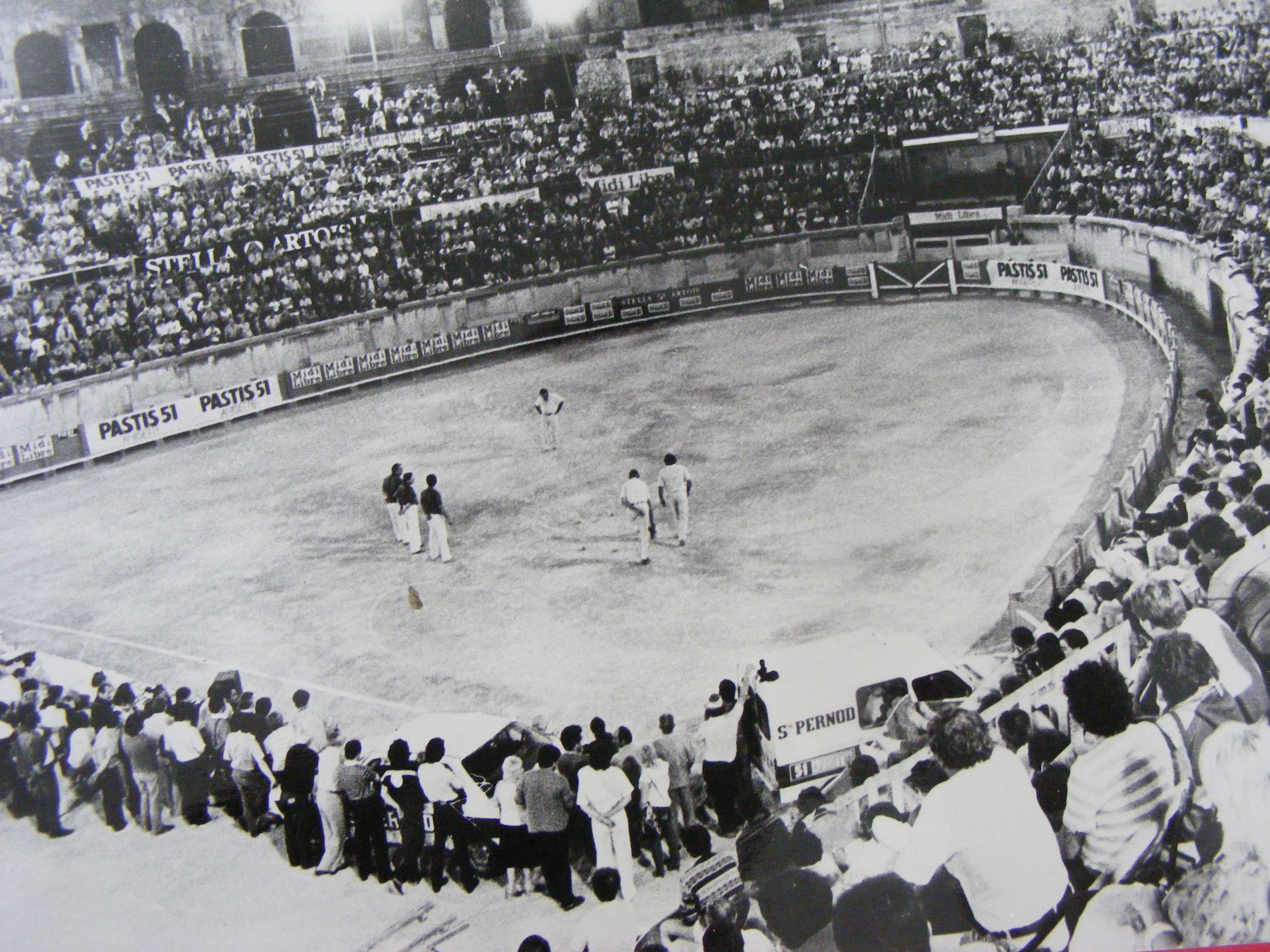 Une vue du public qui envahissait les arènes de Nîmes pour les finales du Midi Libre. Une vue du public qui envahissait les arènes de Nîmes pour les finales du Midi Libre.