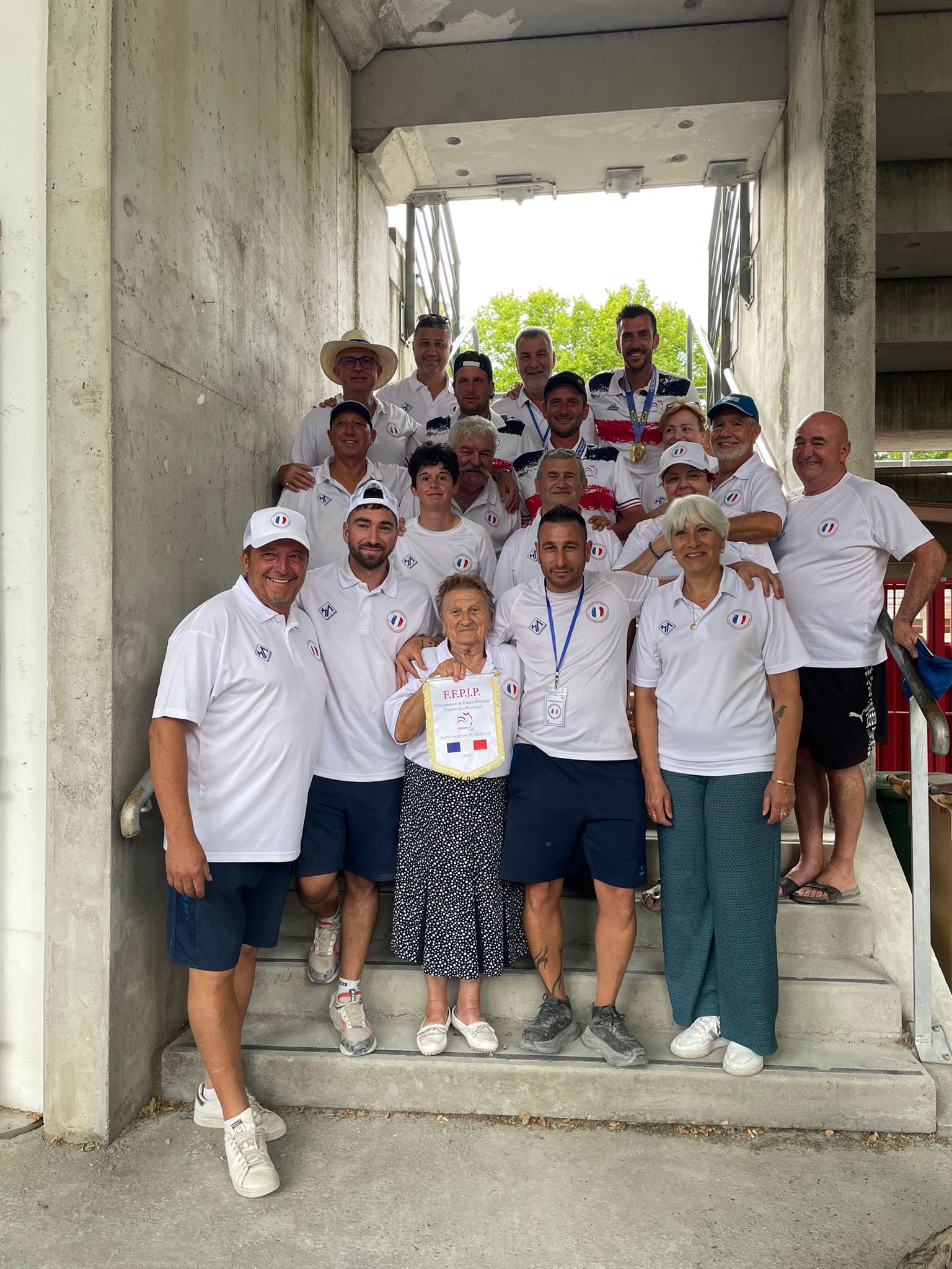 Les Champions et toute l'équipe des Bénévoles de Saint Martin de Crau : BRAVO ! Les Champions et toute l'équipe des Bénévoles de Saint Martin de Crau : BRAVO !