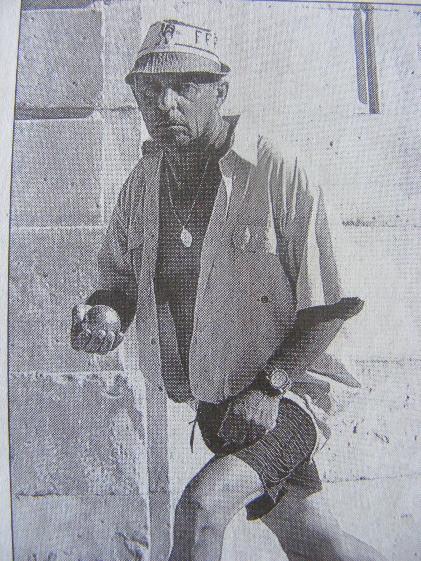Michel SAVY dans une attitude caractéristique, dans les Jardins de la Fontaine, Théâtre des rêves.