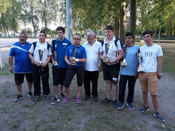 Champions triplette junior à droite Champions triplette junior à droite