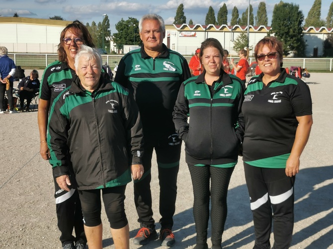 Equipe composée de : AUTIN Monique - MICHELET HUBY Pascale - BOUTEILLER Aurore - Fortier Céline. Coach : MELNIK Pascal. Equipe composée de : AUTIN Monique - MICHELET HUBY Pascale - BOUTEILLER Aurore - Fortier Céline. Coach : MELNIK Pascal.