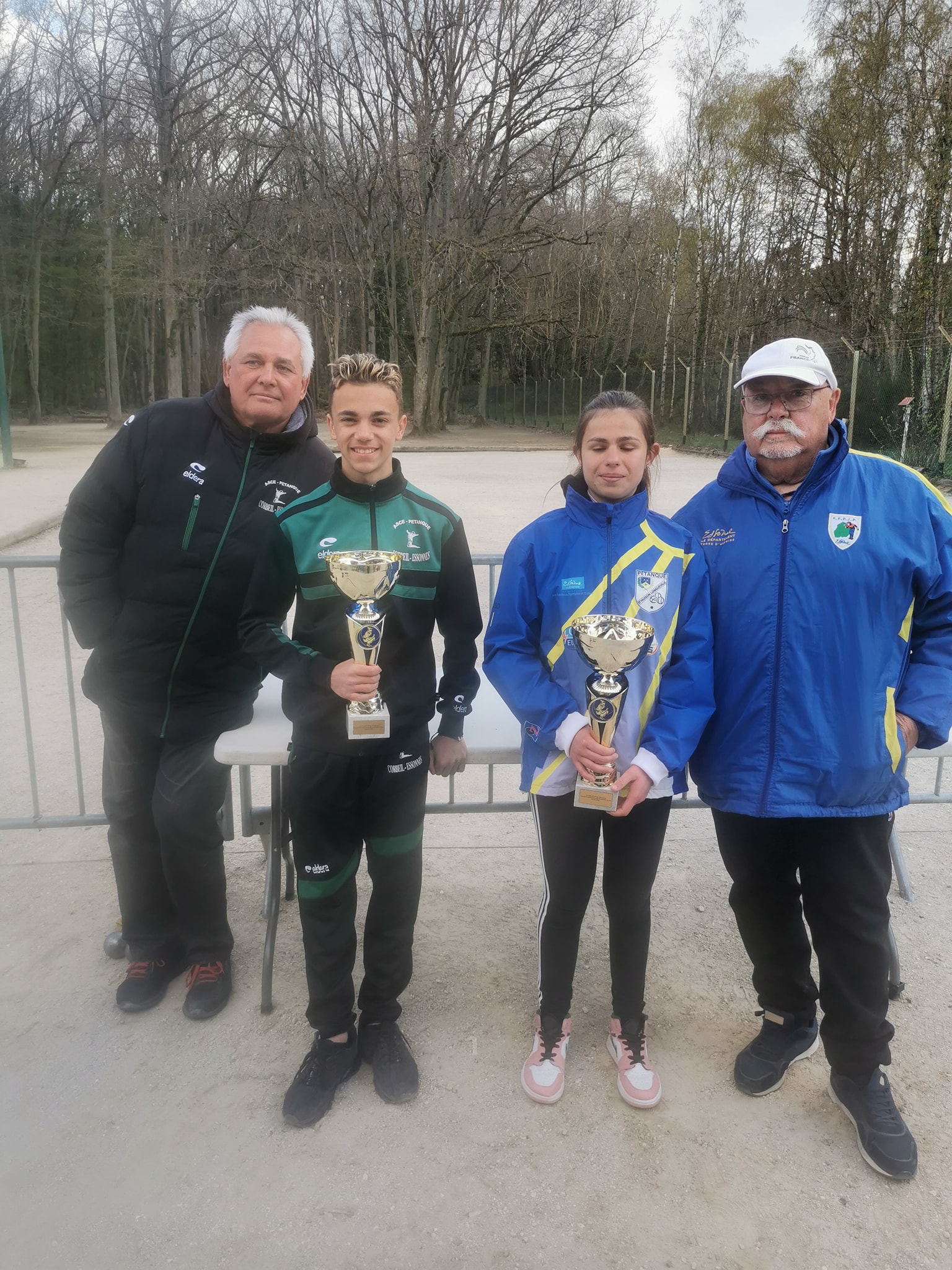 CHAMPION JUNIORS :Lorenzo , Mélina . Pascal (CORBEIL)et Daniel D'HUISON. Les deux présidents.