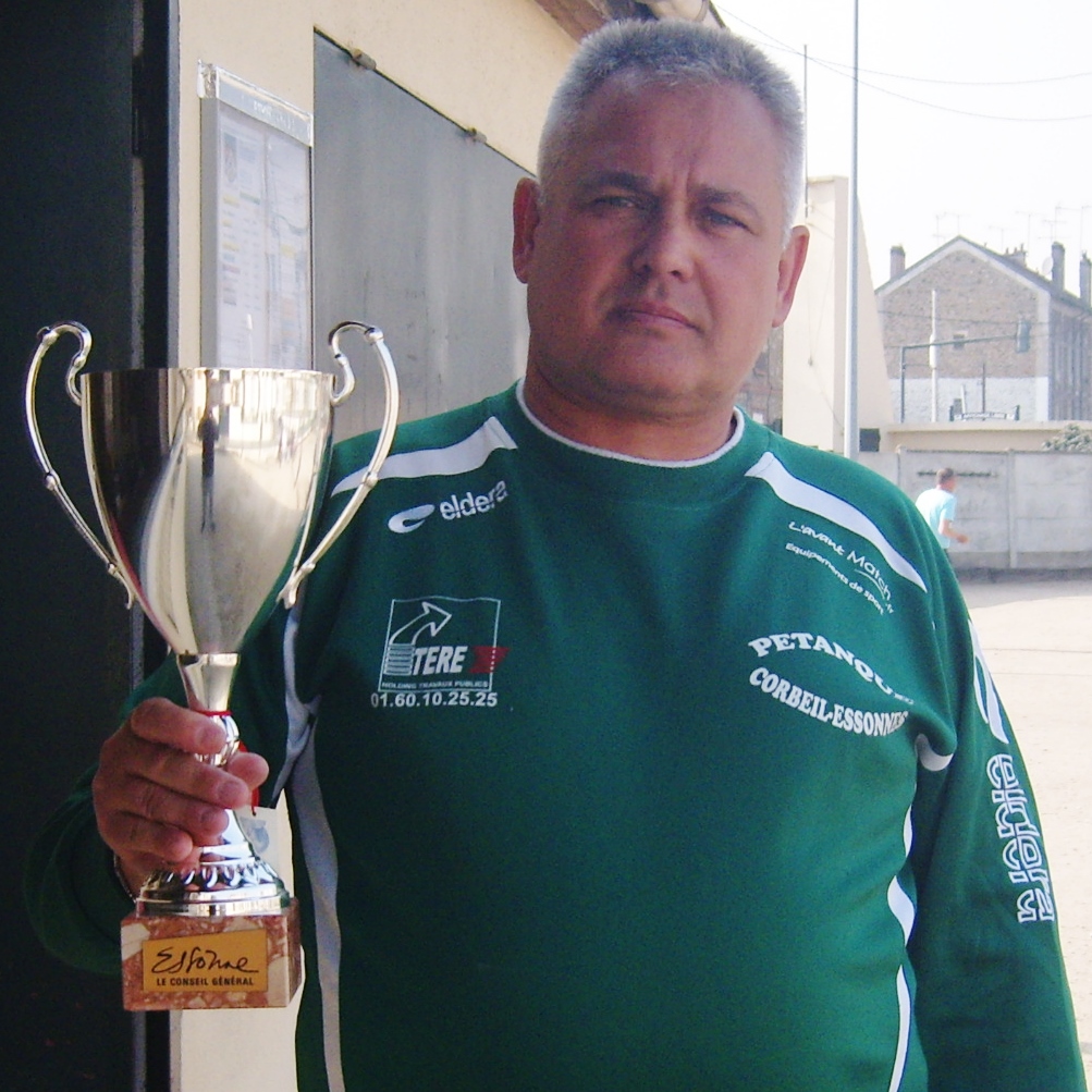 Coupe  Offerte  par Bruno  PIRIOU              Conseiller  Général de l' Essonne.