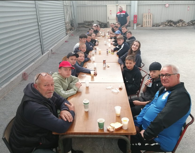 REPAS DU MIDI JEUNES ET EDUCATEURS.