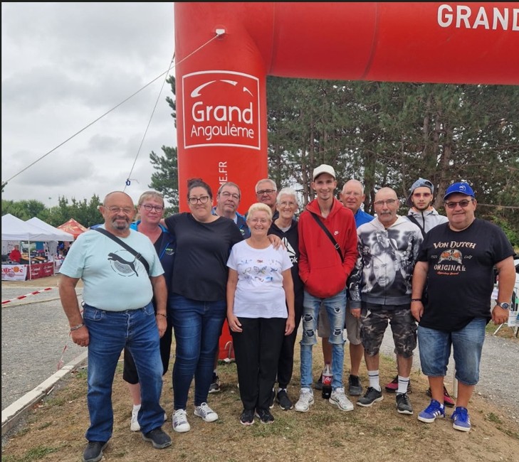 Le groupe Dimanche Matin a St YRIEIX Le groupe Dimanche Matin a St YRIEIX