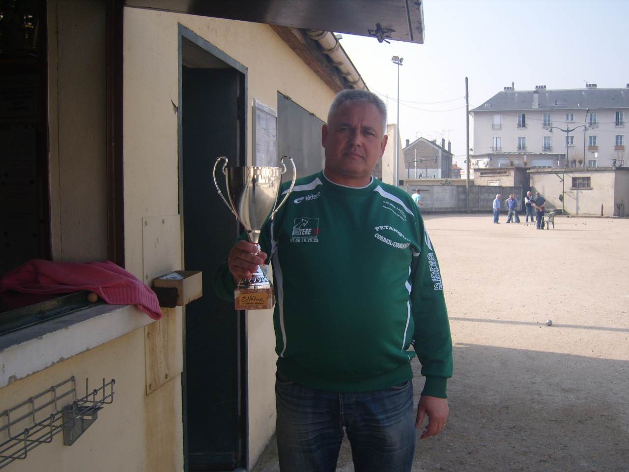 Coupe remise par Mr Bruno PIRIOU Conseiller Général de l'Essonne. Coupe remise par Mr Bruno PIRIOU Conseiller Général de l'Essonne.